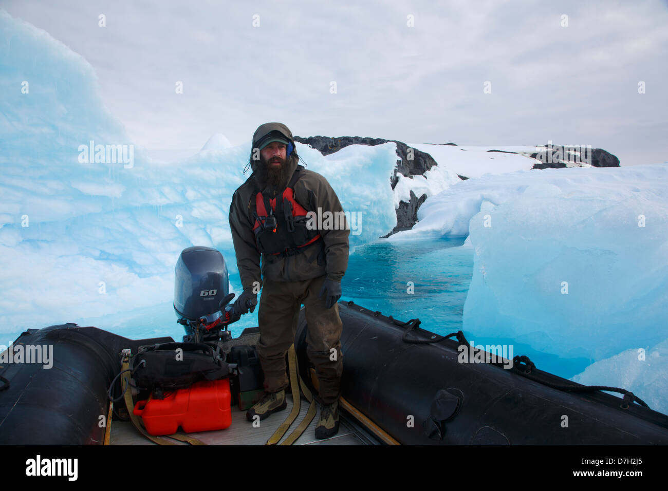 Croisière Zodiac à travers les icebergs, l'Île Detaille, au sud du Cercle Antarctique, l'Antarctique. Banque D'Images