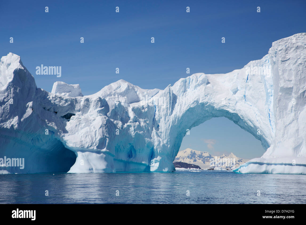 Dans un iceberg géant arch, l'Île Petermann, Antarctique. Banque D'Images