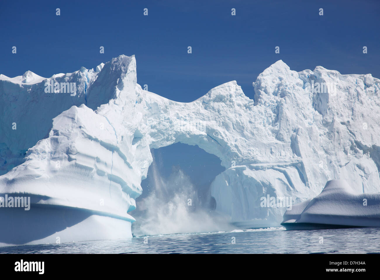 Dans un iceberg géant arch, l'Île Petermann, Antarctique. Banque D'Images