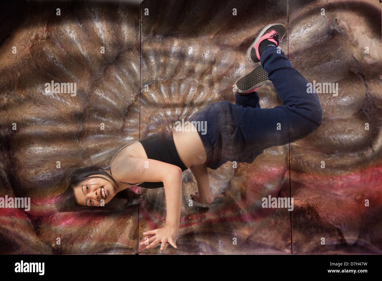 Femme Asiatique le break dance sur fond abstrait et smiling at the camera Banque D'Images
