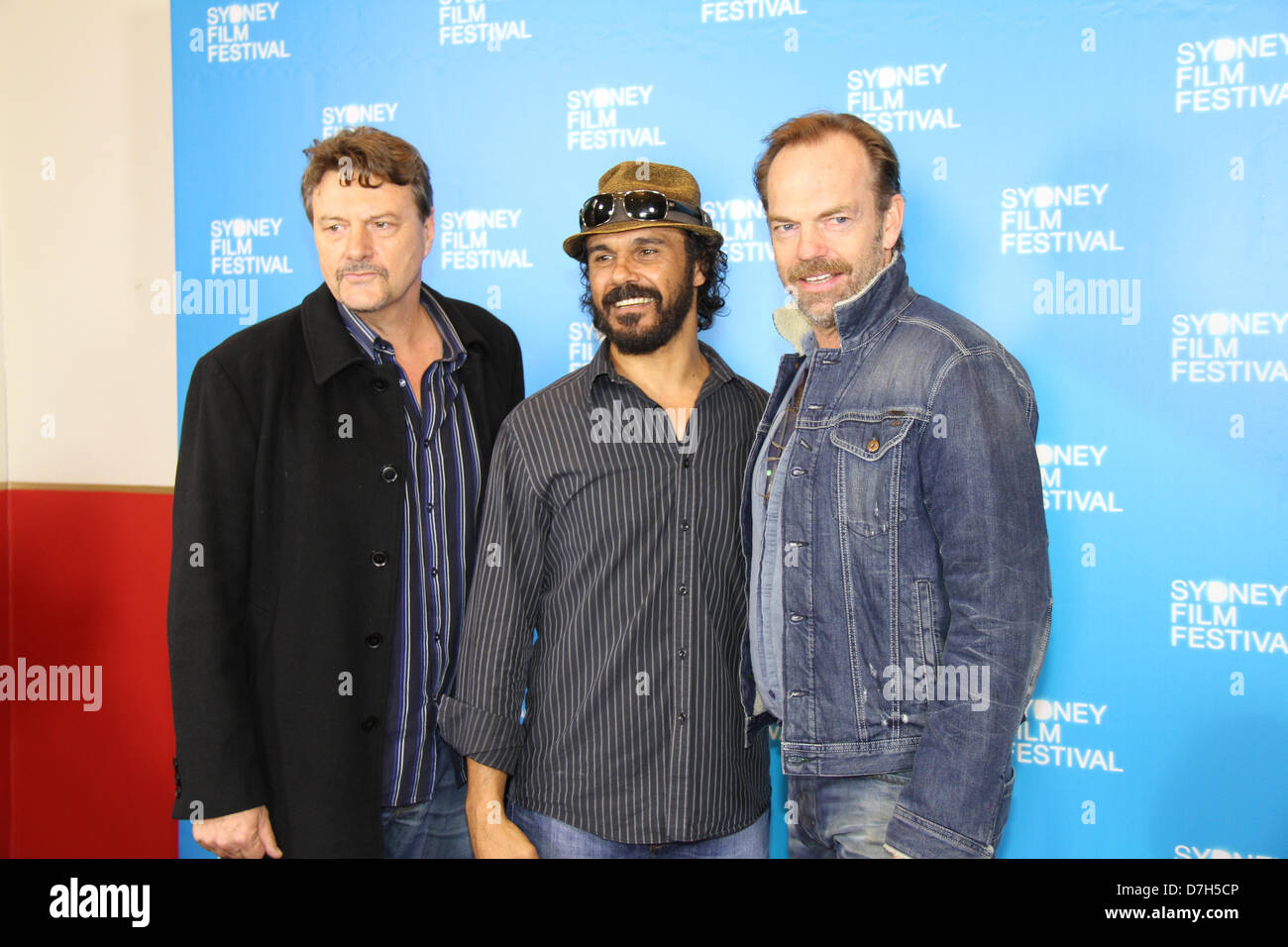 La Maison de la douane, 31, rue Alfred, Circular Quay, Sydney, NSW, Australie. 8 mai 2013. , Ministre du Tourisme, de grands événements, l'hospitalité et la course et Ministre des Arts du Canada, l'honorable George Souris a lancé le Festival du film de Sydney au bureau des douanes lors d'un événement suivi par ceux qui participent à l'industrie du cinéma australien. Sur la photo, de gauche à droite : David Jowsey (Producteur 'Mystère' Road), Aaron Pederson (acteur) et Hugo Weaving (Président du Jury de la compétition officielle, Patron du MFS et exprimés dans la soirée d'ouverture du film 'Mystère' de la route). Crédit : Richard Milnes / Alamy Live News. Banque D'Images
