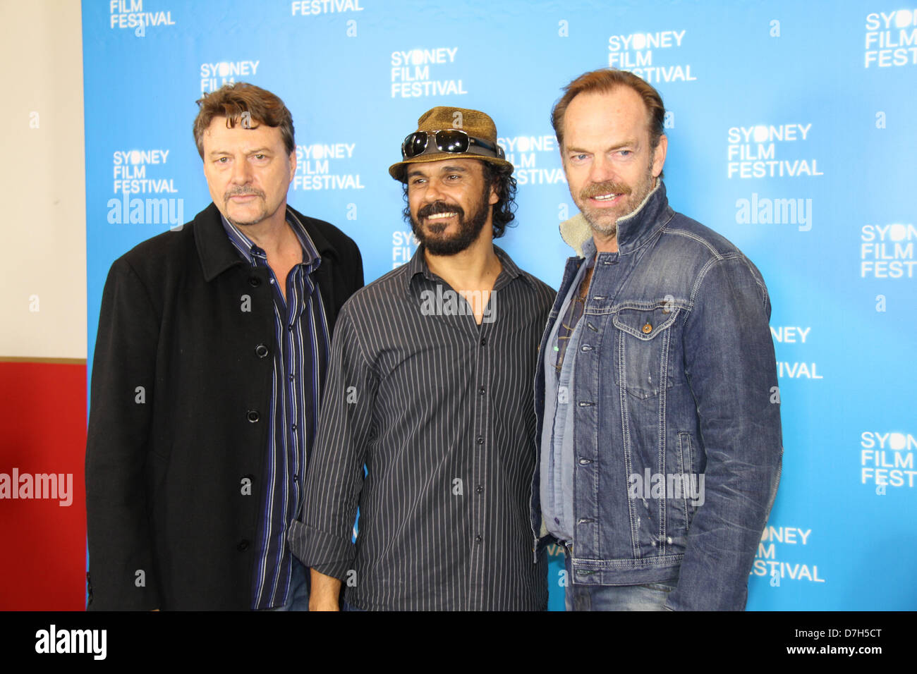 La Maison de la douane, 31, rue Alfred, Circular Quay, Sydney, NSW, Australie. 8 mai 2013. , Ministre du Tourisme, de grands événements, l'hospitalité et la course et Ministre des Arts du Canada, l'honorable George Souris a lancé le Festival du film de Sydney au bureau des douanes lors d'un événement suivi par ceux qui participent à l'industrie du cinéma australien. Sur la photo, de gauche à droite : David Jowsey (Producteur 'Mystère' Road), Aaron Pederson (acteur) et Hugo Weaving (Président du Jury de la compétition officielle, Patron du MFS et exprimés dans la soirée d'ouverture du film 'Mystère' de la route). Crédit : Richard Milnes / Alamy Live News. Banque D'Images