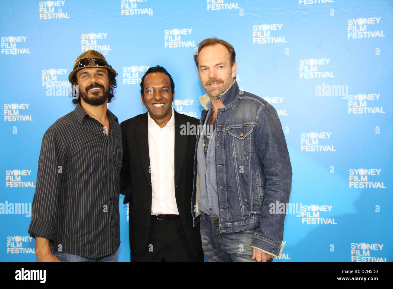 La Maison de la douane, 31, rue Alfred, Circular Quay, Sydney, NSW, Australie. 8 mai 2013. , Ministre du Tourisme, de grands événements, l'hospitalité et la course et Ministre des Arts du Canada, l'honorable George Souris a lancé le Festival du film de Sydney au bureau des douanes lors d'un événement suivi par ceux qui participent à l'industrie du cinéma australien. Sur la photo, de gauche à droite : Aaron Pederson (acteur), Nashen Moodley (SFF Directeur du Festival) et Hugo Weaving (Président du Jury de la compétition officielle, Patron du MFS et exprimés dans la soirée d'ouverture du film 'Mystère' de la route). Crédit : Richard Milnes / Alamy Live News. Banque D'Images