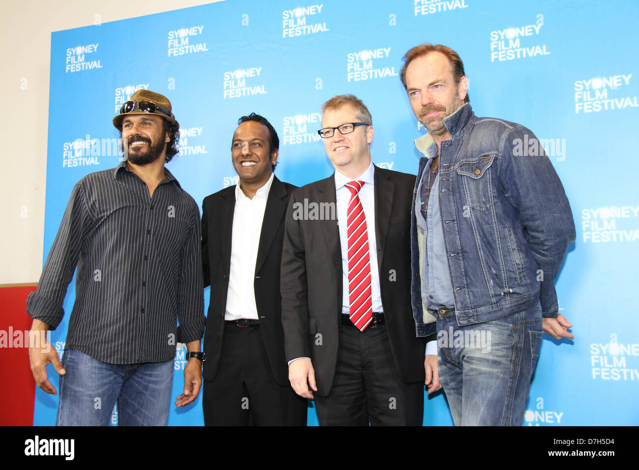 La Maison de la douane, 31, rue Alfred, Circular Quay, Sydney, NSW, Australie. 8 mai 2013. , Ministre du Tourisme, de grands événements, l'hospitalité et la course et Ministre des Arts du Canada, l'honorable George Souris a lancé le Festival du film de Sydney au bureau des douanes lors d'un événement suivi par ceux qui participent à l'industrie du cinéma australien. Sur la photo, de gauche à droite : Aaron Pederson (acteur), Nashen Moodley (SFF Directeur du Festival), Chris Freeland (MFS) et président du conseil d'Hugo Weaving (Président du Jury de la compétition officielle, Patron du MFS et exprimés dans la soirée d'ouverture du film 'Mystère' de la route). Crédit : Richard Milnes / Alamy Live News. Banque D'Images