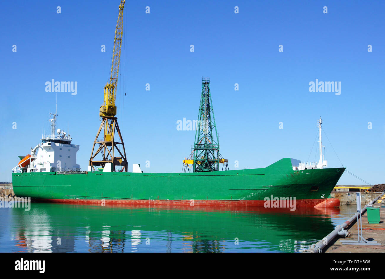 Le cargo les coûts à une amarre Banque D'Images