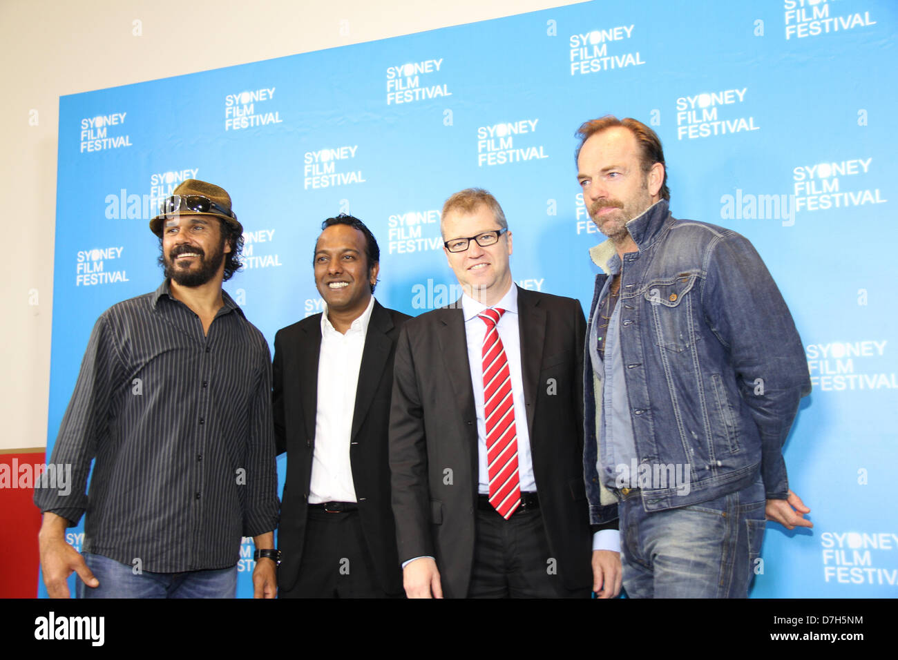 La Maison de la douane, 31, rue Alfred, Circular Quay, Sydney, NSW, Australie. 8 mai 2013. , Ministre du Tourisme, de grands événements, l'hospitalité et la course et Ministre des Arts du Canada, l'honorable George Souris a lancé le Festival du film de Sydney au bureau des douanes lors d'un événement suivi par ceux qui participent à l'industrie du cinéma australien. Sur la photo, de gauche à droite : Aaron Pederson (acteur), Nashen Moodley (SFF Directeur du Festival), Chris Freeland (MFS) et président du conseil d'Hugo Weaving (Président du Jury de la compétition officielle, Patron du MFS et exprimés dans la soirée d'ouverture du film 'Mystère' de la route). Crédit : Richard Milnes / Alamy Live News. Banque D'Images