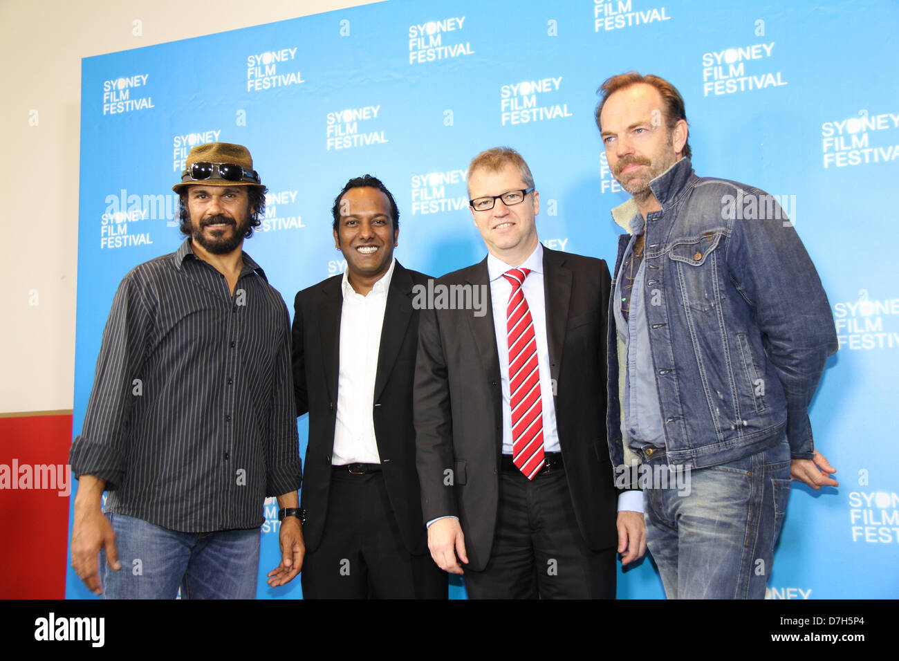 La Maison de la douane, 31, rue Alfred, Circular Quay, Sydney, NSW, Australie. 8 mai 2013. , Ministre du Tourisme, de grands événements, l'hospitalité et la course et Ministre des Arts du Canada, l'honorable George Souris a lancé le Festival du film de Sydney au bureau des douanes lors d'un événement suivi par ceux qui participent à l'industrie du cinéma australien. Sur la photo, de gauche à droite : Aaron Pederson (acteur), Nashen Moodley (SFF Directeur du Festival), Chris Freeland (MFS) et président du conseil d'Hugo Weaving (Président du Jury de la compétition officielle, Patron du MFS et exprimés dans la soirée d'ouverture du film 'Mystère' de la route). Crédit : Richard Milnes / Alamy Live News. Banque D'Images