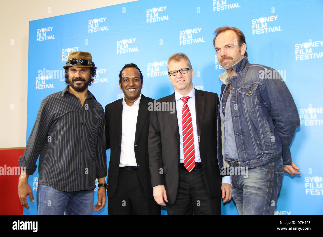 La Maison de la douane, 31, rue Alfred, Circular Quay, Sydney, NSW, Australie. 8 mai 2013. , Ministre du Tourisme, de grands événements, l'hospitalité et la course et Ministre des Arts du Canada, l'honorable George Souris a lancé le Festival du film de Sydney au bureau des douanes lors d'un événement suivi par ceux qui participent à l'industrie du cinéma australien. Sur la photo, de gauche à droite : Aaron Pederson (acteur), Nashen Moodley (SFF Directeur du Festival), Chris Freeland (MFS) et président du conseil d'Hugo Weaving (Président du Jury de la compétition officielle, Patron du MFS et exprimés dans la soirée d'ouverture du film 'Mystère' de la route). Crédit : Richard Milnes / Alamy Live News. Banque D'Images