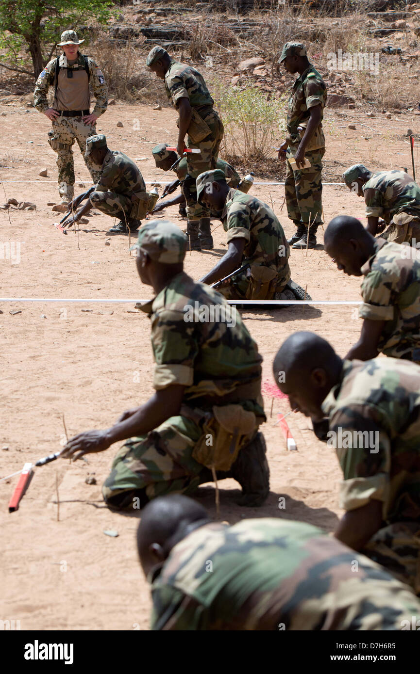 Koulikoro, Mali. 7 mai 2013. Les soldats allemands de former des ingénieurs de l'armée malienne dans la région de Koulikoro. La Mission de formation de l'Union européenne (EUTM) au Mali a été en opération depuis le début du mois d'avril. La première d'un groupe de 650 soldats ont commencé la formation de base. Il y a aussi 17 instructeurs allemands enseigner l'avenir ingénieurs militaires. Photo : Maurizio Gambarini/dpa/Alamy Live News Banque D'Images