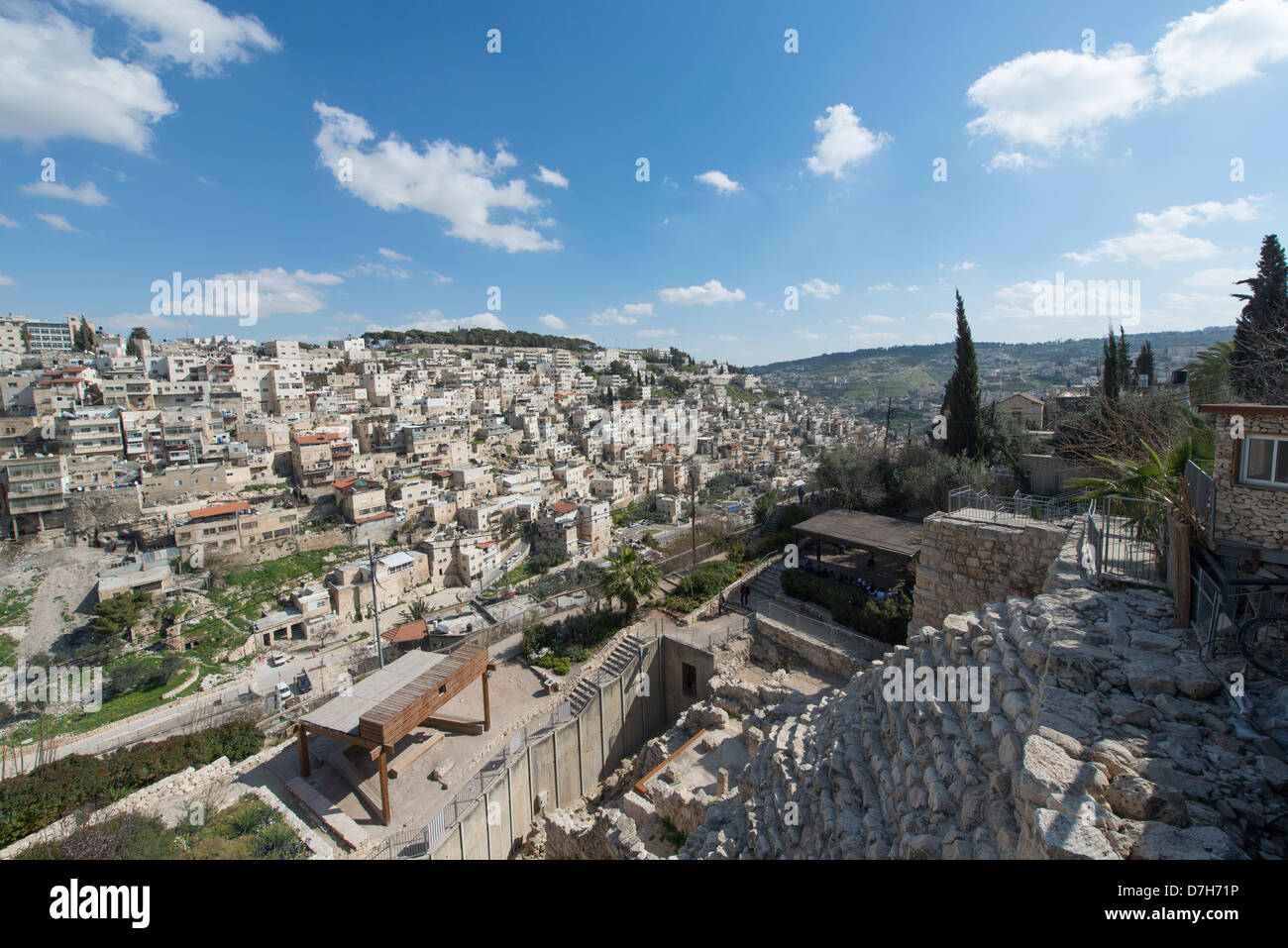 Vue sur la vallée du Cédron, Jérusalem, de la vieille ville de David, les ruines sont au premier plan. Banque D'Images