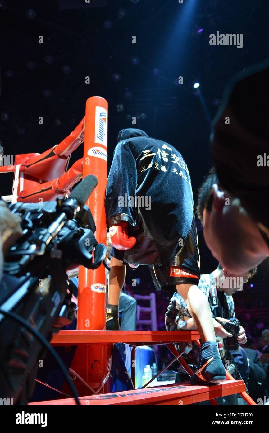 Takashi Uchiyama (JPN), 6 mai 2012 - Boxe : Takashi Uchiyama du Japon entre dans l'anneau avant le titre WBA super featherweight au combat général Ota-City Gymnasium à Tokyo, Japon. (Photo par Hiroaki Yamaguchi/AFLO) Banque D'Images