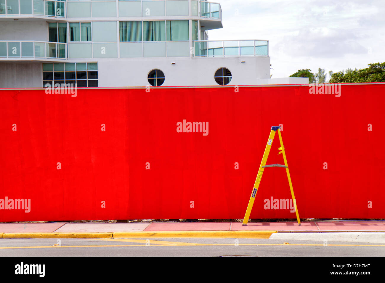 Miami Beach Florida,Collins Avenue,rouge,mur,jaune,échelle,les visiteurs voyage visite touristique site touristique monuments culture culturelle, vacances Banque D'Images