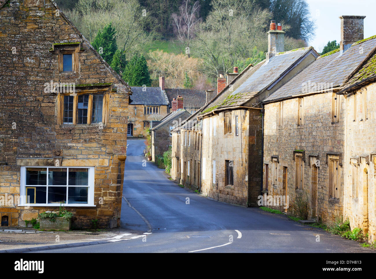 Vieux bâtiments en pierre sur la rue d'un village traditionnel anglais Banque D'Images