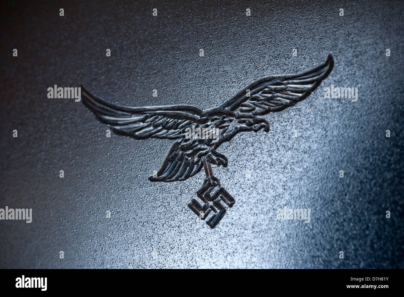 WW2 Luftwaffe allemande Eagle portant croix gammée nazie gravée sur acier cas pilotes voyage Banque D'Images