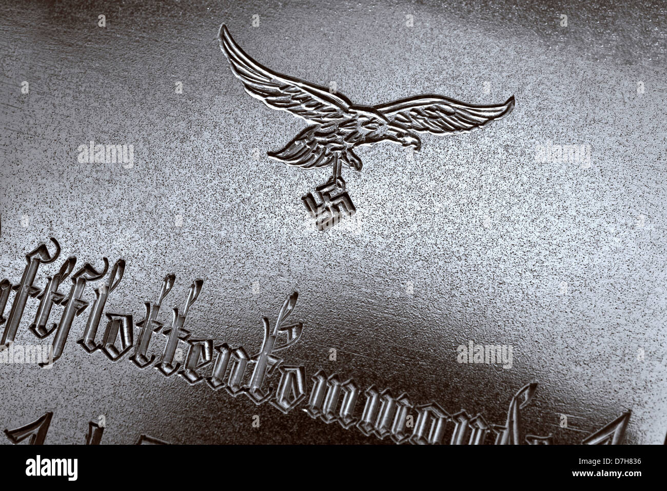 WW2 Luftwaffe allemande Eagle portant croix gammée nazie gravée sur acier du pilote de 'cas poche FlottenCommando' squadron Banque D'Images
