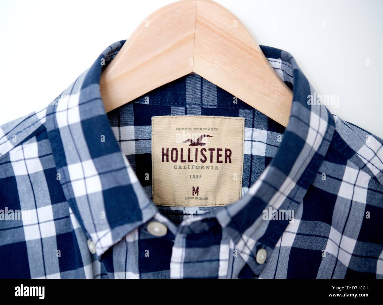 ILLUSTRATION - une chemise de la marque lifestyle Hollister est  photographié à Hanovre, Allemagne, 03 avril 2013. Photo : Julian  Stratenschulte Photo Stock - Alamy