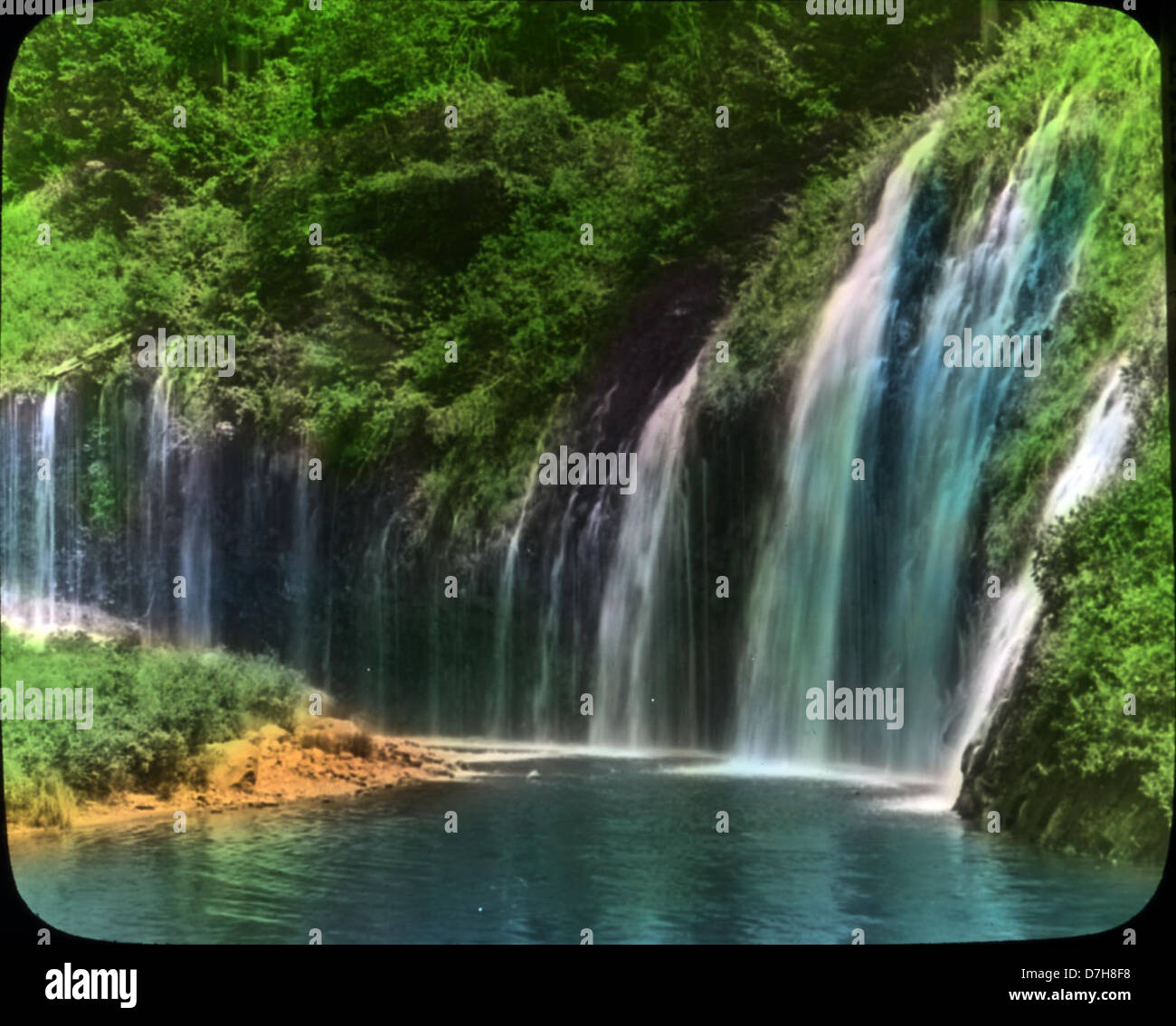 Mossbrae Falls, situé en Californie, est connu pour sa beauté saisissante, particulièrement capturé par la photographie longue exposition. L'image met en évidence le mouvement des chutes et la splendeur naturelle du paysage environnant. Banque D'Images