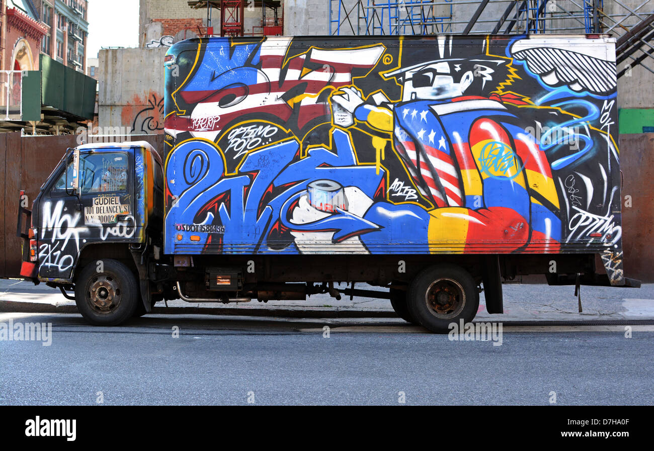 Un camion avec graffiti peint en stationnement sur rue Lafayette dans l'East Village, New York City Banque D'Images