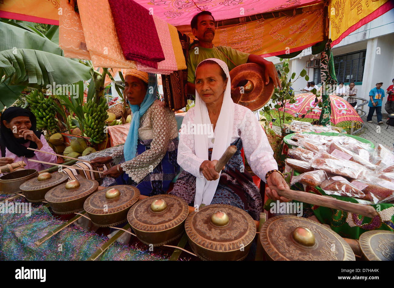 Sarangani Province, Philippines. 8 mai 2013. Rosita Ongklang,55 (C), Heliopetes Mislamama,60 (L), le Roi Sabiwang,56 (R) jouer le musilcal kulingtang "Instrument de bronze'. Un siècle d'âge 'Kulintang' a été joué dans Binuyugan fest célébration dans le cadre de la célébration de l'histoire de Maitum ville dans la province de Sarangani. Un 'kulintang' est un instrument de musique faite par le bronze pour produire un son utilisation par différents peuples musulmans. Credit : Eli Ritchie Tongo / Alamy Live News Banque D'Images