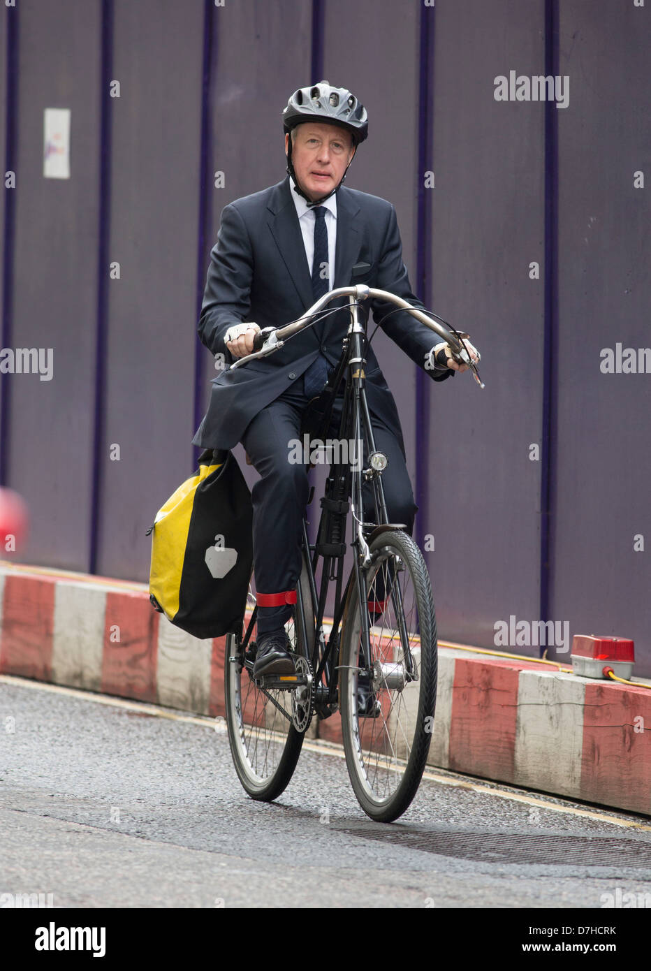 Businessman weird bicycle handlebars inhabituelle Banque D'Images