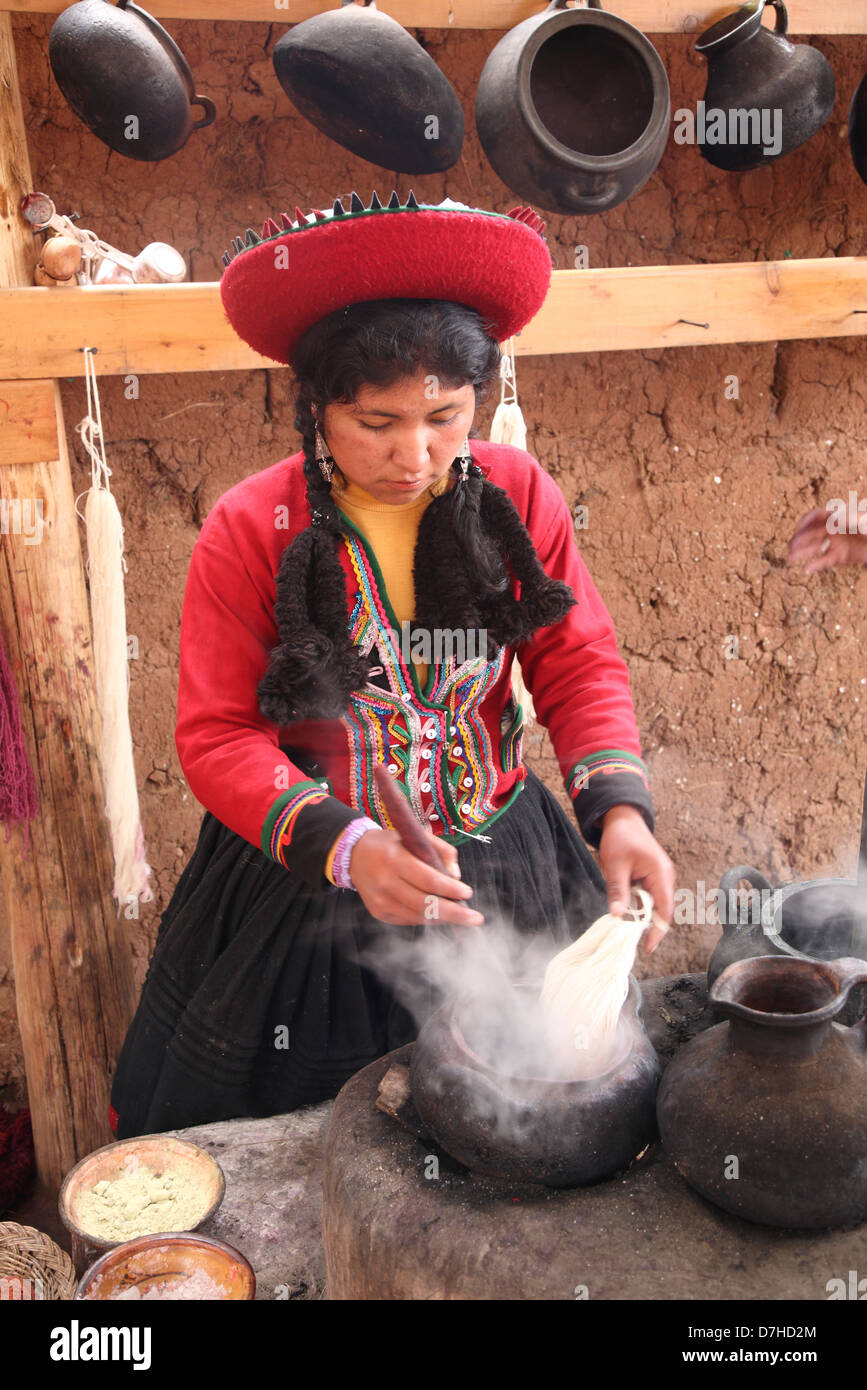 Chinchero près de Cusco Femmes laine teints Banque D'Images