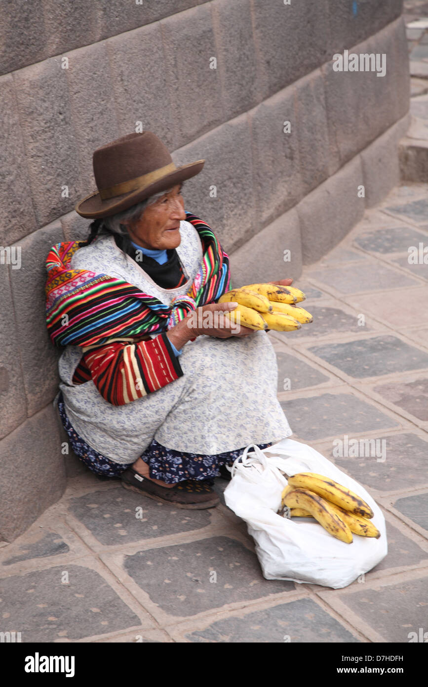 Pérou Cusco vieille femme vendant des fruits Banque D'Images