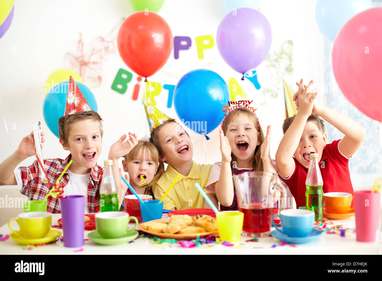 Groupe d'adorable kids having fun at Birthday party Banque D'Images