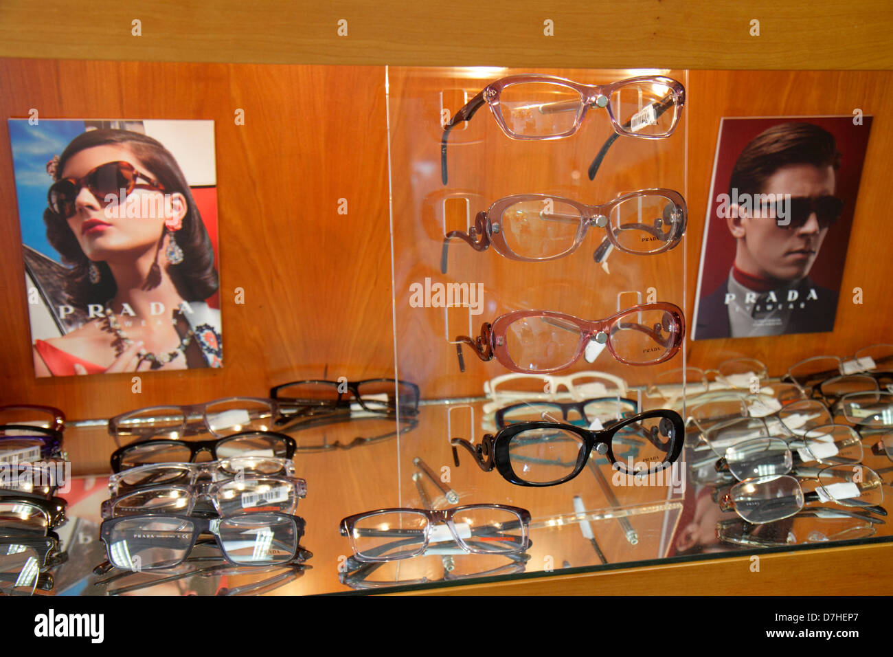 Miami Beach Florida,bureau d'optométriste,lunettes de soleil,lunettes,tendance,cadres,vente au détail de produits,vente de vitrine,marchandise,emballage,marque Banque D'Images