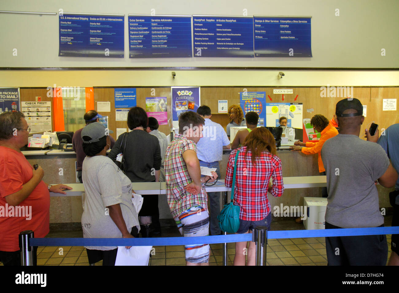 Miami Beach Florida,Washington Avenue,main Post Office,hall,comptoir,ligne,file d'attente,homme hommes,femme femmes,Africains noirs,waïtine hispanique Banque D'Images