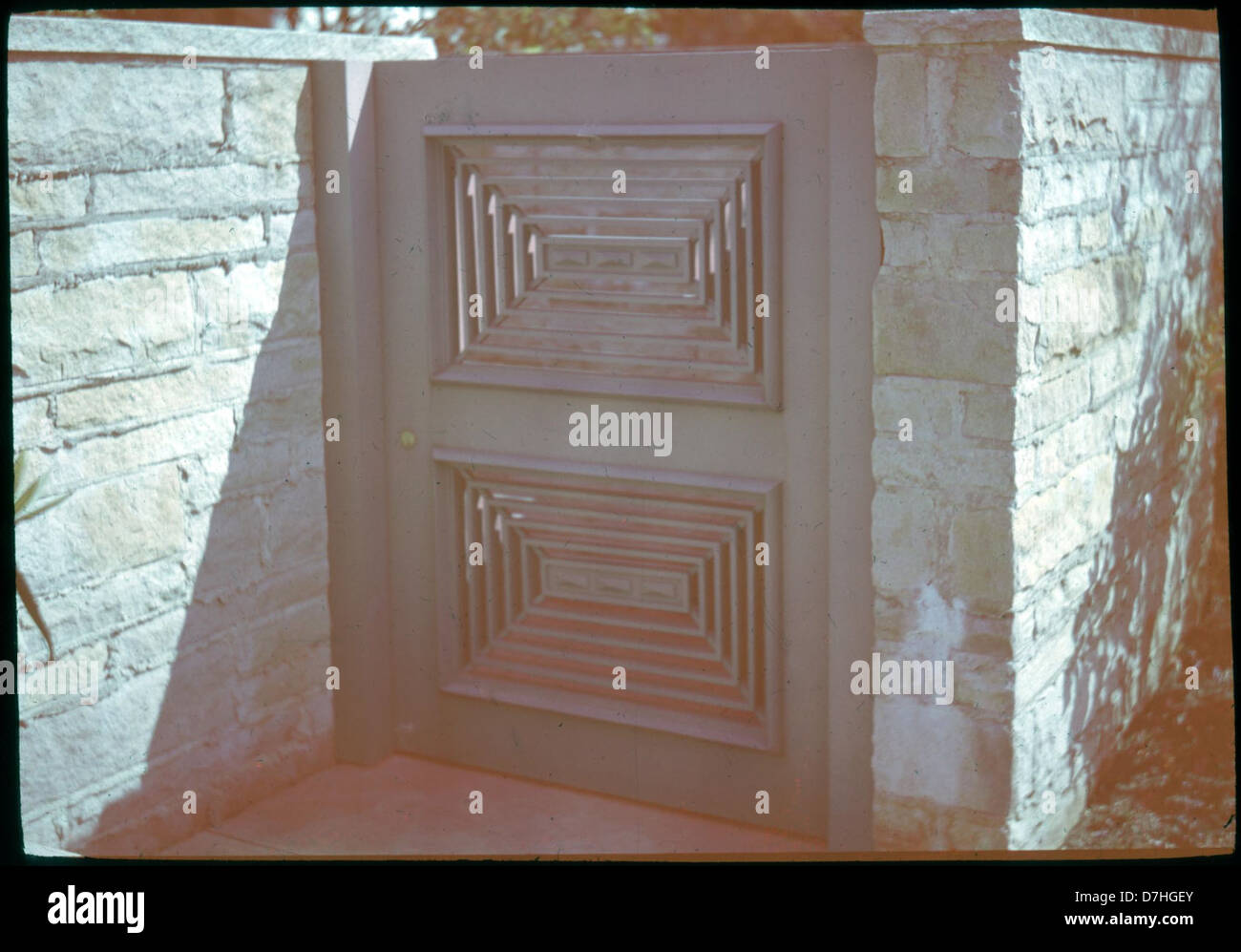 La porte du jardin se présente comme un élément architectural classique souvent trouvé dans les jardins résidentiels ou publics. Il sert à la fois de frontière fonctionnelle et de caractéristique esthétique, souvent conçue pour refléter le paysage environnant et le style du jardin. Banque D'Images