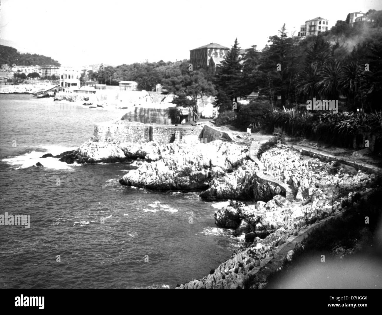 Cette photographie d'après-guerre représente des quais côtiers dans une ville française, mettant en valeur la reconstruction et la reprise économique après la guerre. La scène reflète l'importance du commerce maritime et des infrastructures portuaires dans la reconstruction des économies européennes. Banque D'Images