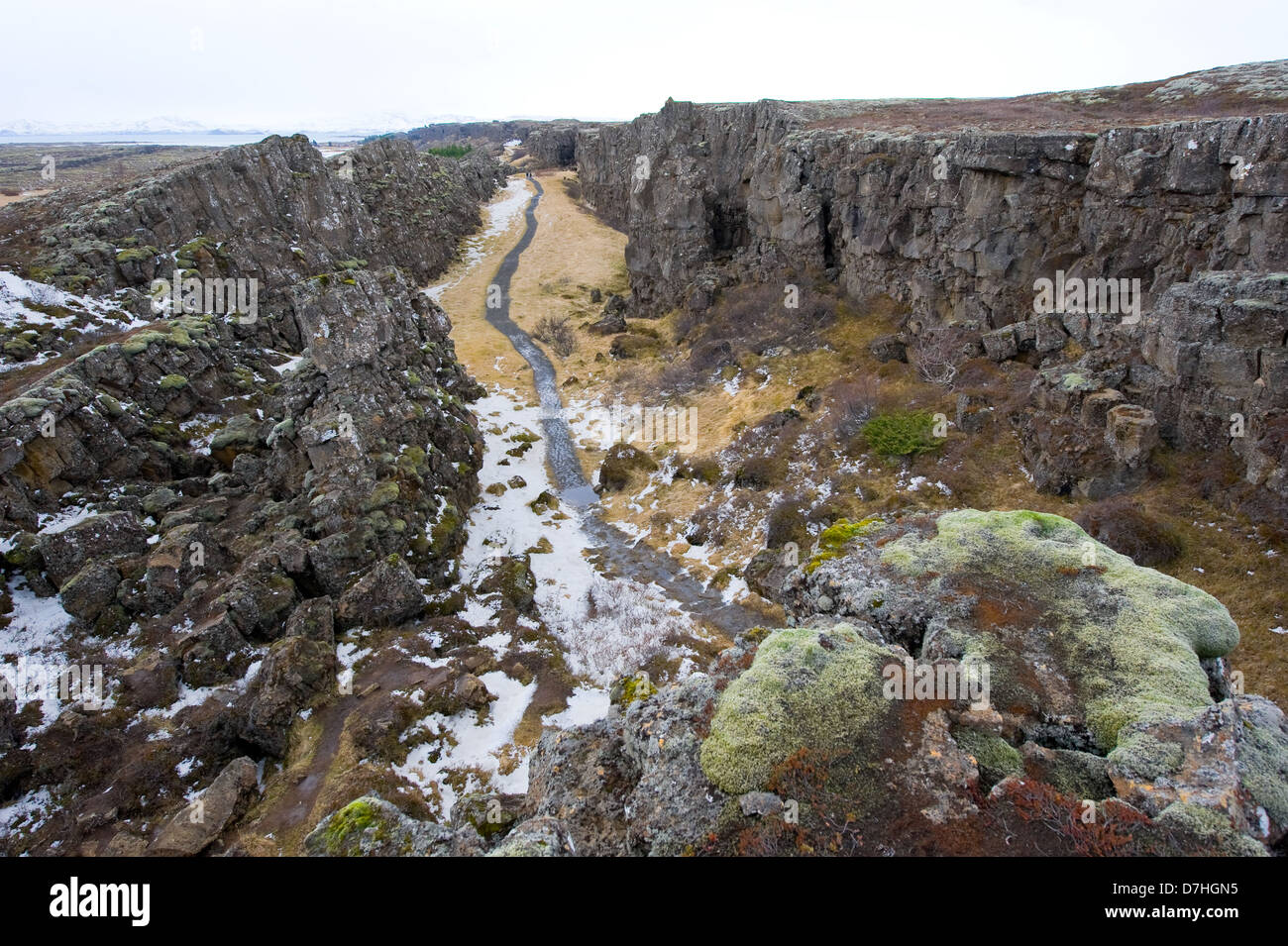 Chemin à travers la vallée de Pingvellir en Islande. La vallée se trouve entre le nord-américain et la Mi'plaques tectoniques. Banque D'Images
