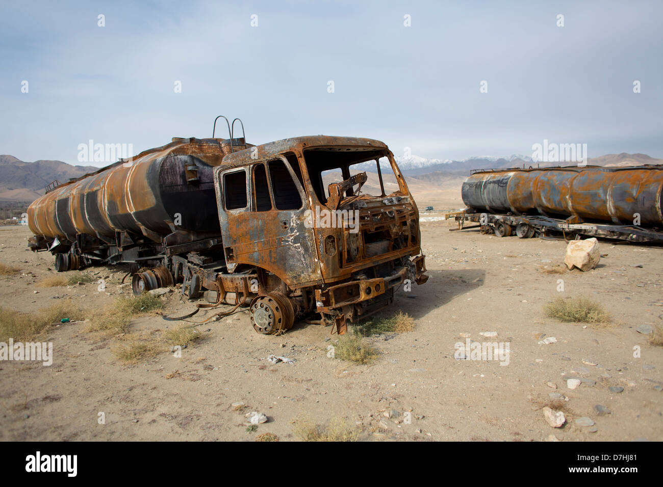 Camion-citerne de carburant de l'OTAN détruit par les talibans en Afghanistan, Wardak Banque D'Images