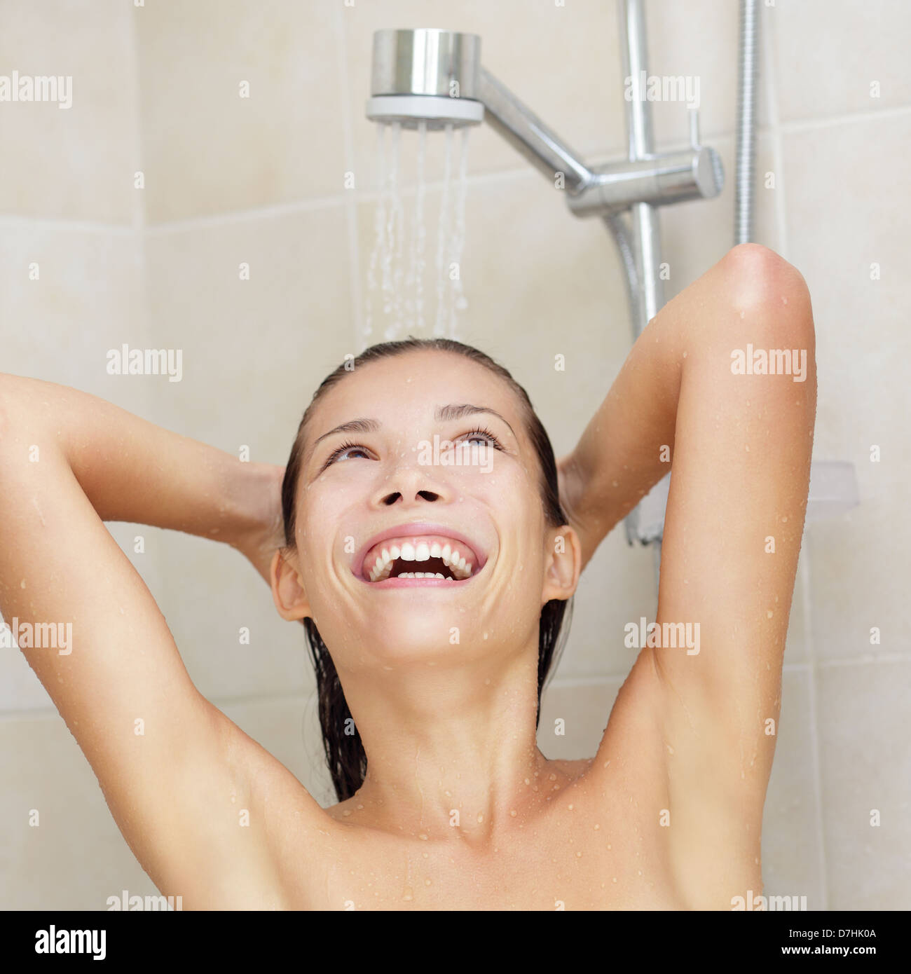 Douche woman smiling professionnels bénéficiant de la douche de l'eau et  laver les cheveux d'une joyeuse et de félicité d'expression. Photo de mode  de vie des jeunes en tant que race mixte