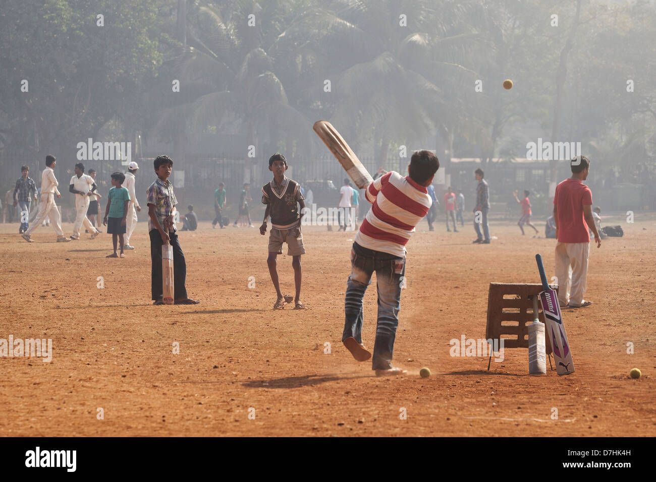 Les garçons à jouer au cricket à l'Oval Maidan à Mumbai, Inde Banque D'Images