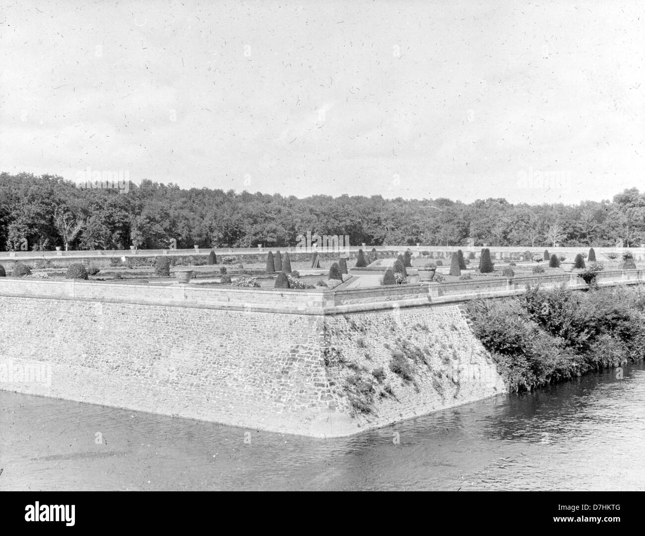 Les jardins pittoresques et la rivière du Château de Chenonceaux sont capturés dans cette scène tranquille. Le château, situé dans la vallée de la Loire, est réputé pour son architecture étonnante et ses paysages pittoresques, attirant les visiteurs du monde entier pour sa beauté et son importance historique. Banque D'Images