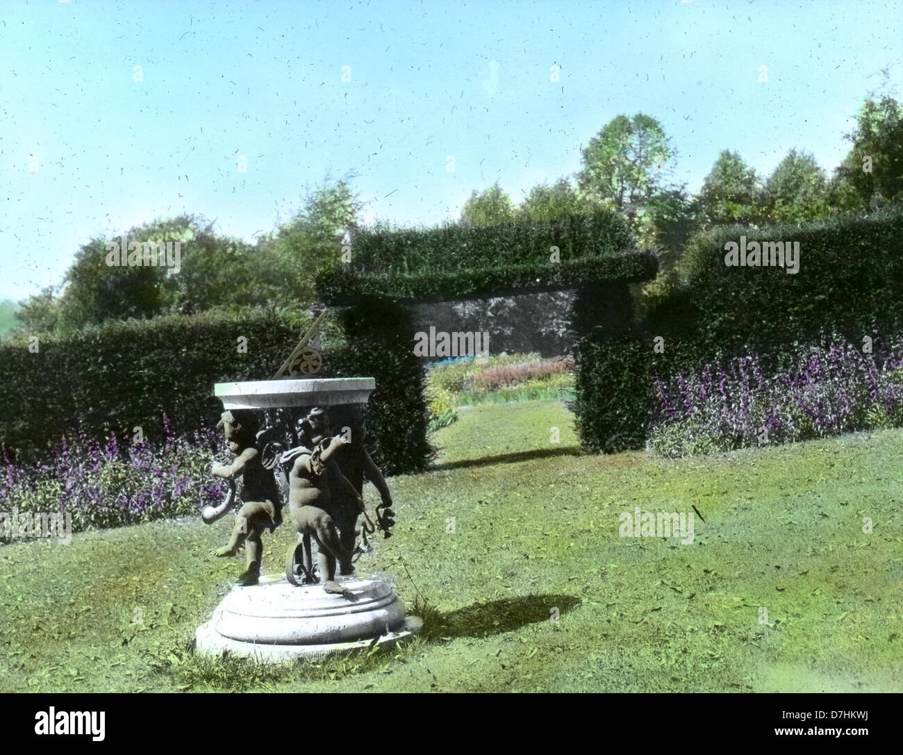 L'entrée du jardin de Polesden Lacey, une grande maison de campagne anglaise, dispose d'un cadran solaire italien historique, alliant design classique et architecture paysagère anglaise. Banque D'Images