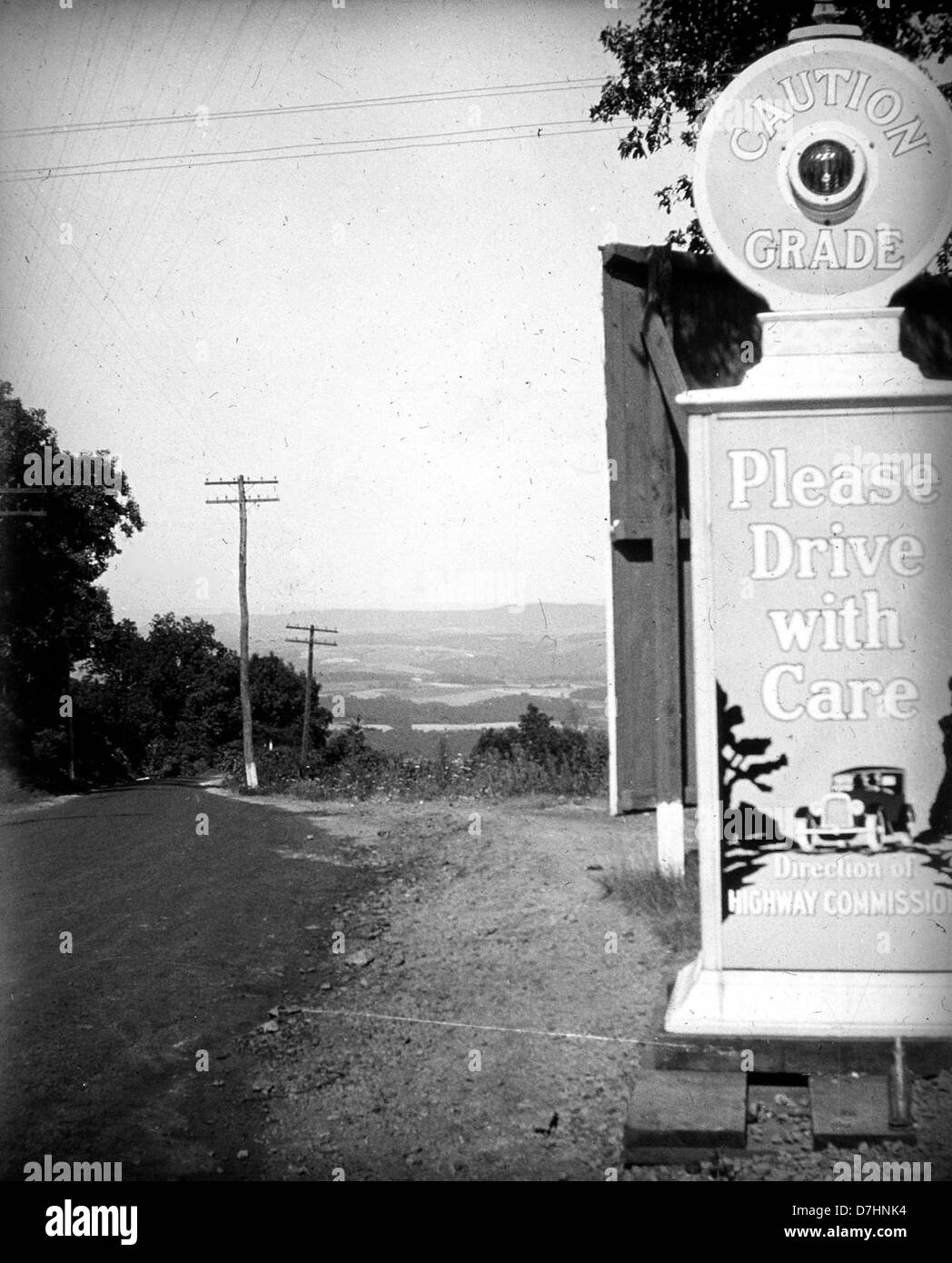 Les marquages routiers sont essentiels à la navigation et à la sécurité le long des autoroutes. Ils fournissent des informations essentielles telles que les distances, les directions et les points d'intérêt historiques ou géographiques. Ces marqueurs sont couramment trouvés le long des routes dans diverses régions. Banque D'Images