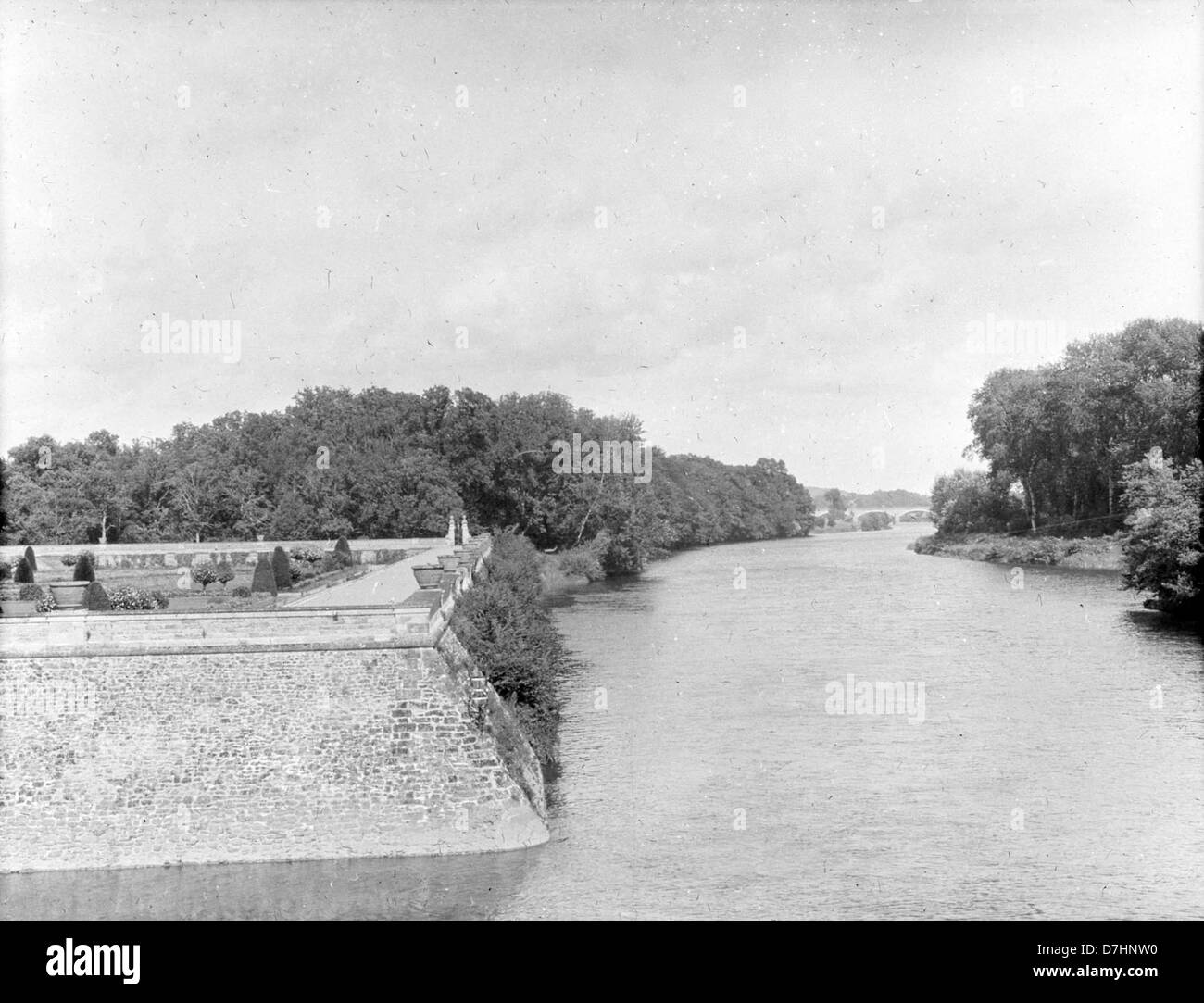 Le Château de Chenonceau, situé en France, est célèbre pour ses magnifiques jardins et le cher qui coule sous ses arches. Le domaine, connu pour son architecture Renaissance, est l'un des châteaux les plus visités de France. Banque D'Images