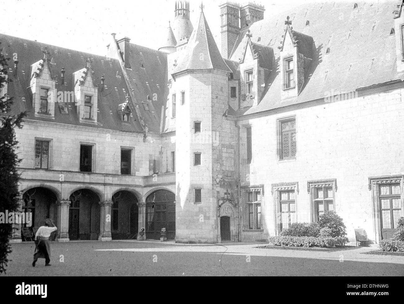 Une photo de la cour du Château Chaumont, montrant l'architecture historique et le design pittoresque de ce château français, situé dans la vallée de la Loire. Le château est connu pour ses impressionnants terrains et sa riche histoire datant du 10ème siècle. Banque D'Images