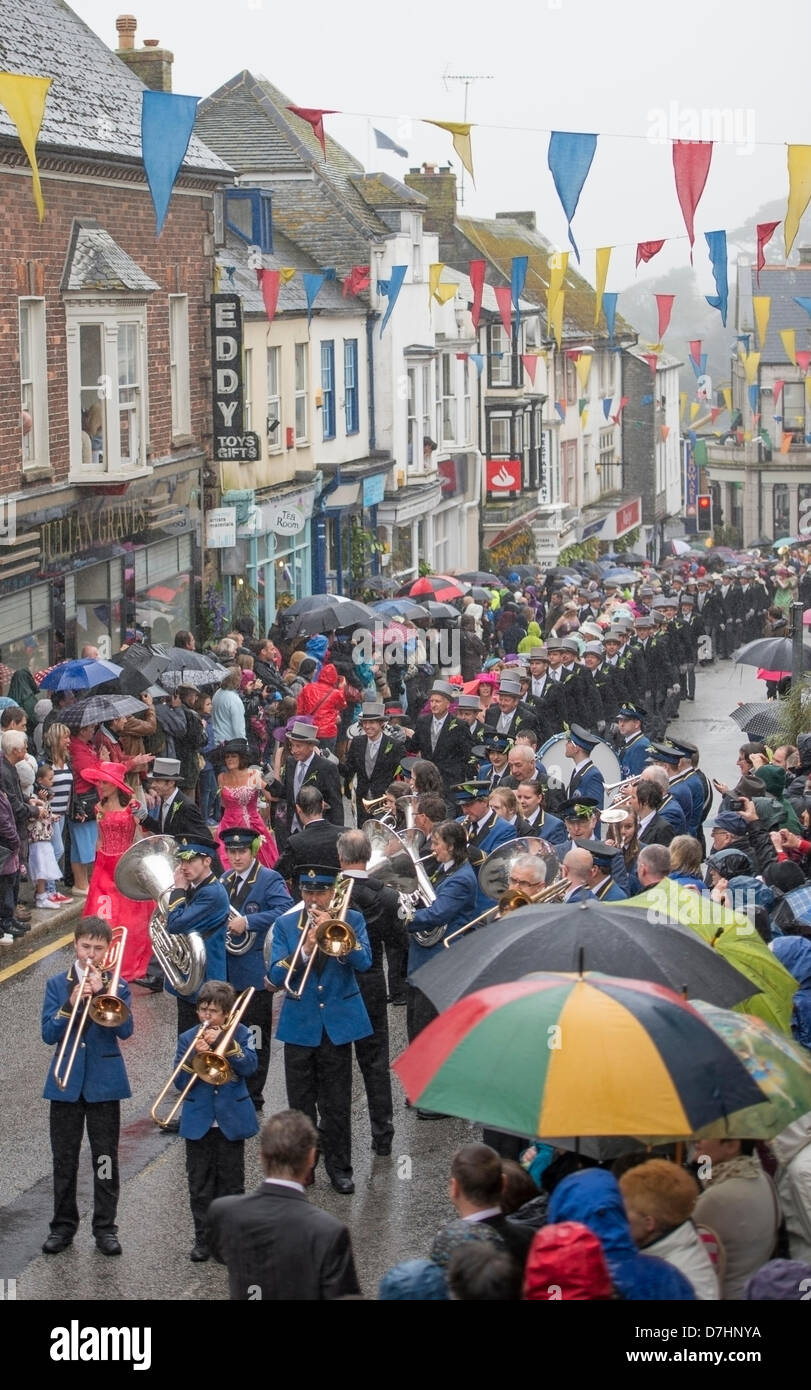 Helston, Cornwall, UK. 8 mai 2013. Helston Flora day a lieu chaque année le 8 mai. C'est une ancienne fête qui célèbre la fin de l'hiver et l'occasion de la nouvelle saison de printemps. Boutiques et maisons sont décorées avec des arrangements floraux. Les danses sont tenues tout au long de la journée et les couples danser sur des kilomètres le long de rues de la ville dans et hors des magasins et maisons, accompagné par la bande de la ville. Lorsque les grandes grèves de grosse caisse à 19h00 la première danse commence. Partir de 12 danseurs font leur chemin à travers la ville. Credit : Bob Sharples / Alamy Live News Banque D'Images