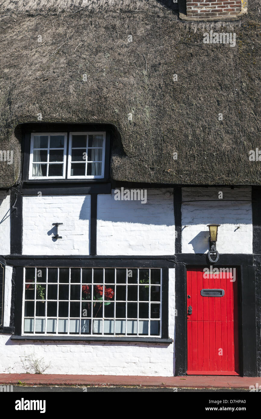 Maison à colombages au toit de chaume, maintenant un restaurant Ringwood Hampshire Angleterre estime qu'elle a été construite autour de la 14e siècle Banque D'Images