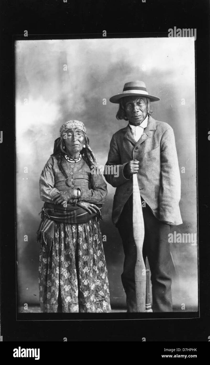 Cette photographie montre un couple de personnes âgées marchant ensemble, montrant le lien naturel et la compagnie entre eux. L'image souligne leur âge et leur expérience, véhiculant un sentiment de chaleur et de respect mutuel. Banque D'Images