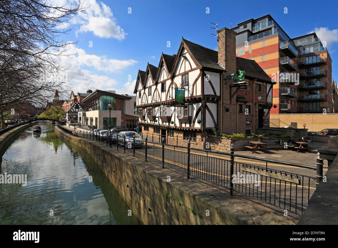 Le Dragon vert pub au bord de la rivière Witham, Lincoln, Lincolnshire, Angleterre, Royaume-Uni. Banque D'Images