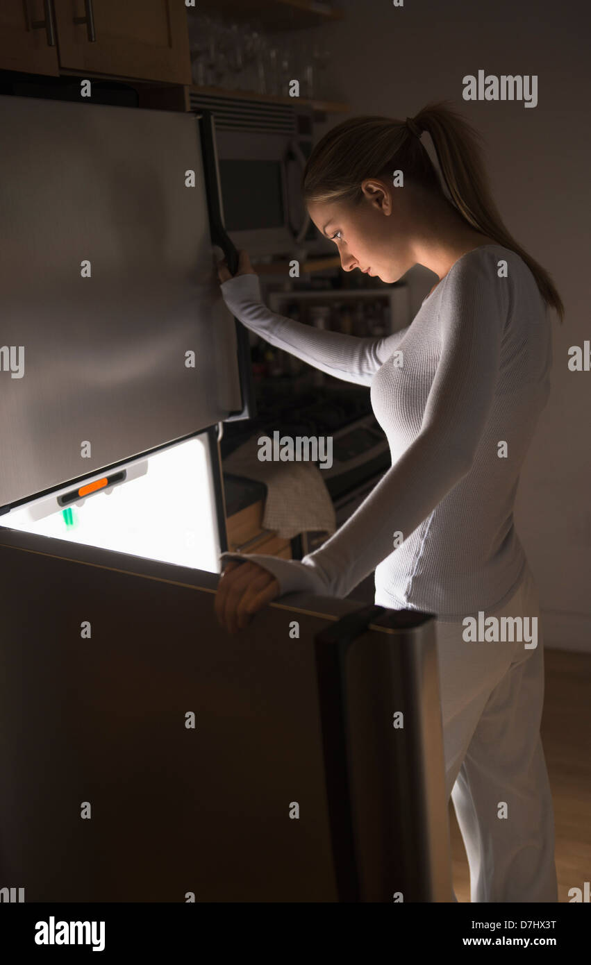 Réfrigérateur à ouverture femme nuit Banque D'Images