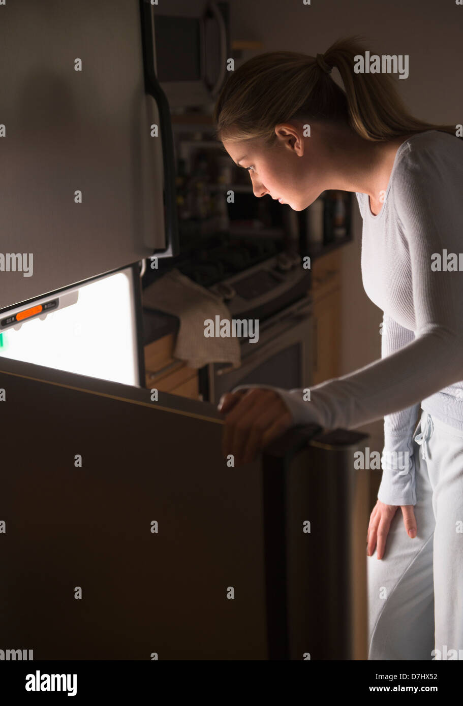Réfrigérateur à ouverture femme nuit Banque D'Images