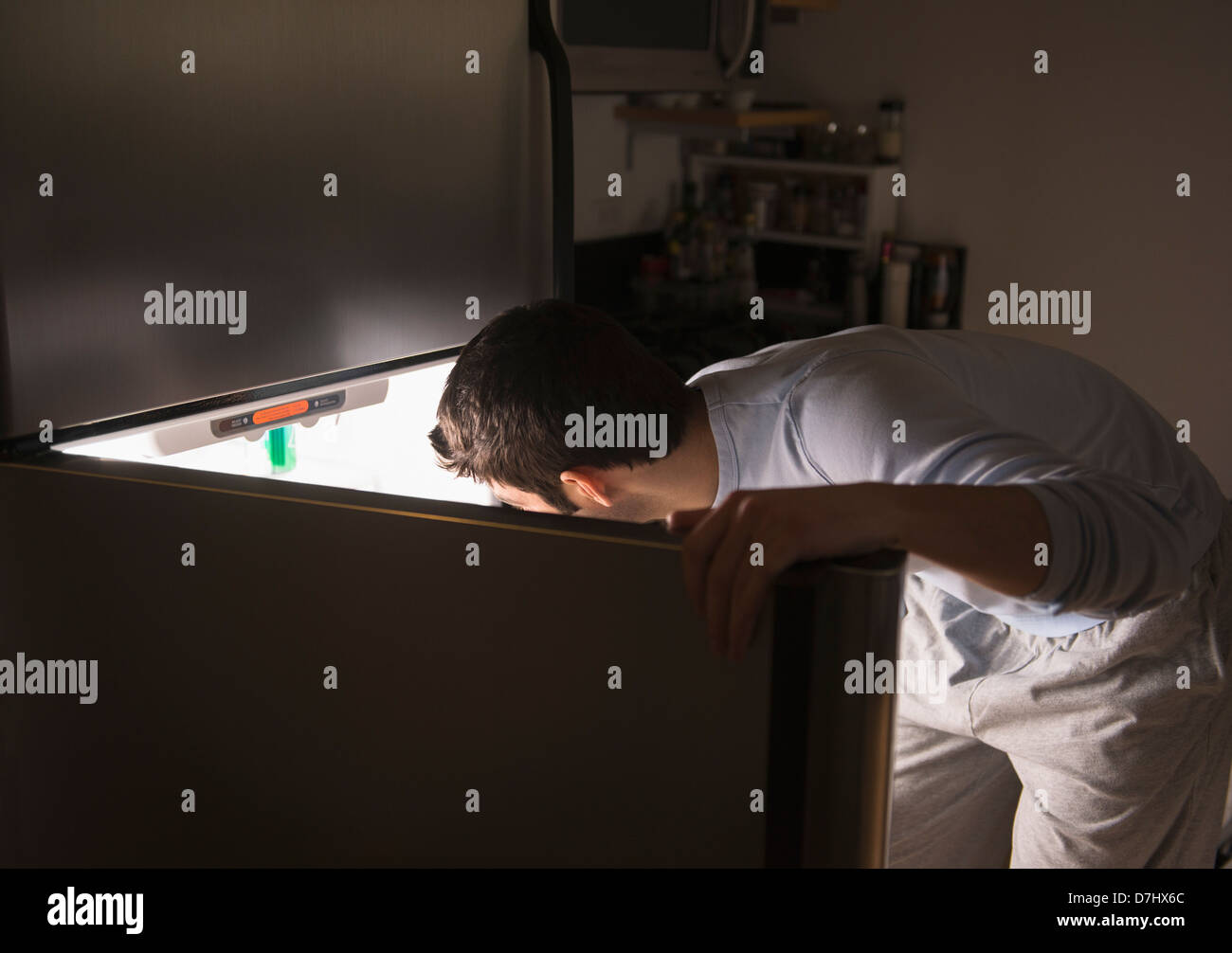 Réfrigérateur, à l'ouverture de l'homme nuit Banque D'Images