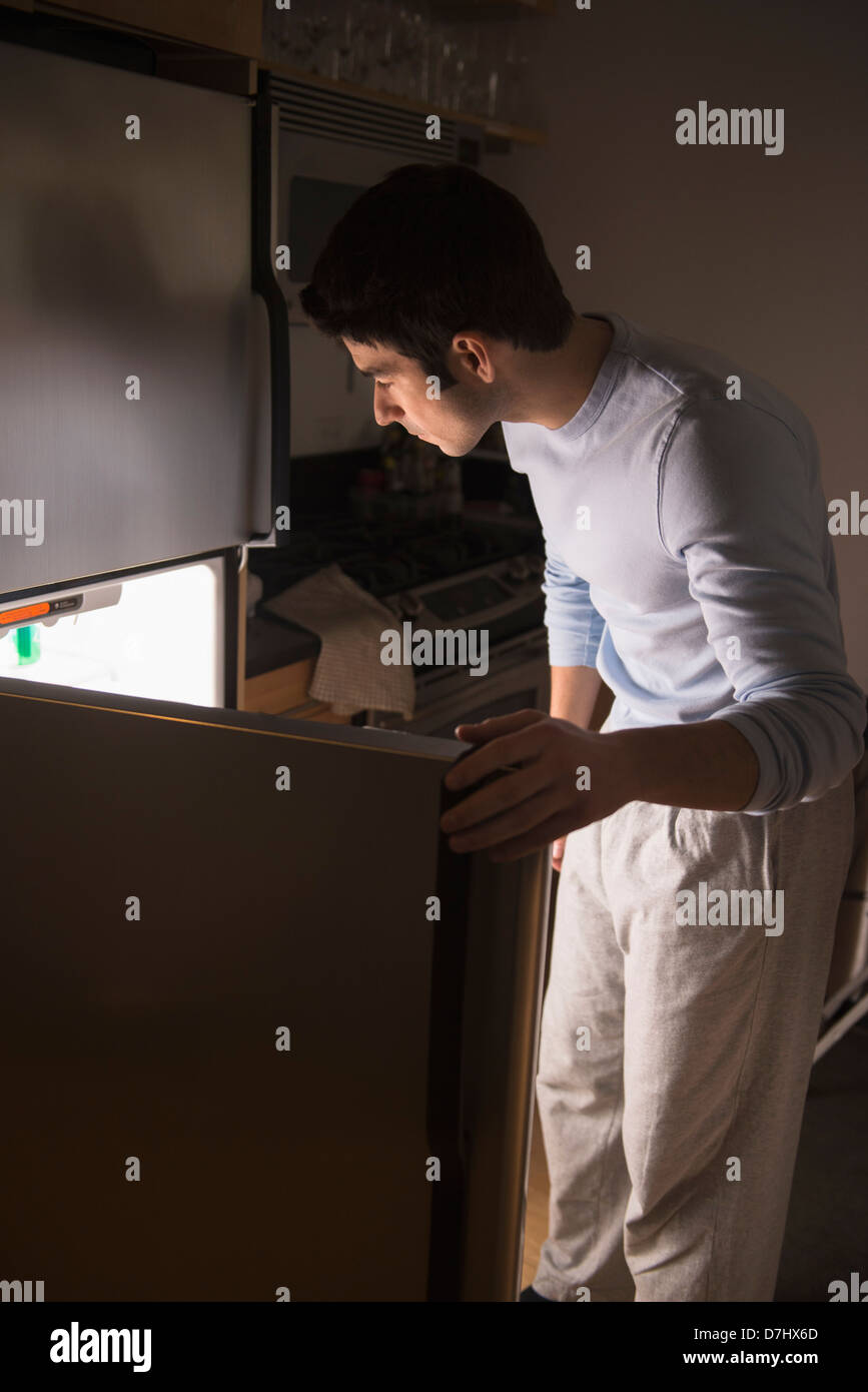 Réfrigérateur, à l'ouverture de l'homme nuit Banque D'Images