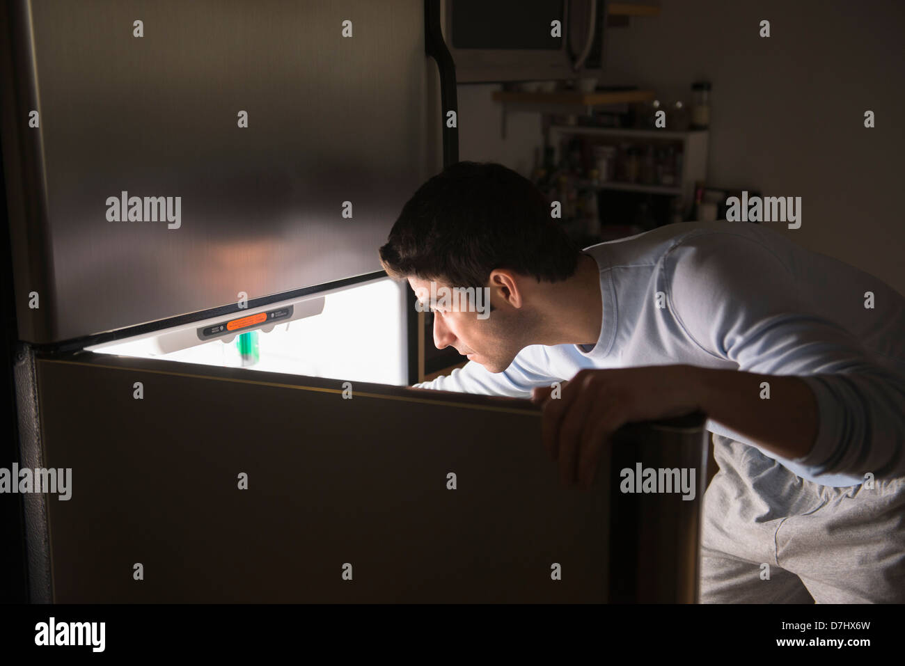 Réfrigérateur, à l'ouverture de l'homme nuit Banque D'Images