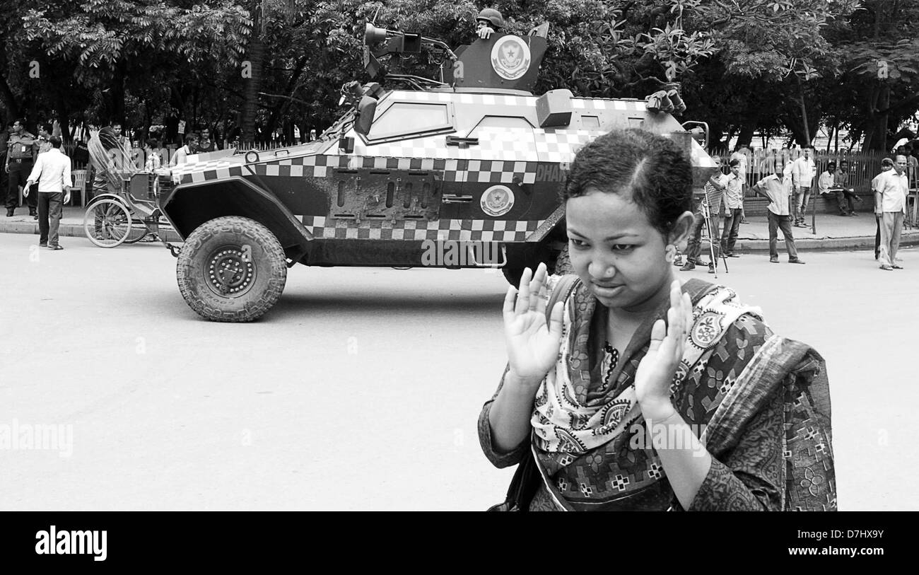 8 mai 2013 - Dhaka, Bangladesh - les femmes du Bangladesh, une croix sur la rue à l'ancienne partie de Dhaka durant la grève nationale jusqu'au crépuscule le Mai 08, 2013. La BNP-led 18-alliance Parti observer jusqu'à la tombée de la grève à l'échelle du pays pour protester contre les meurtres pendant et après l'Hefajat-e l'Islam Dhaka siège programmé le dimanche. ©Monirul Alam (crédit Image : © Monirul Alam/ZUMAPRESS.com) Banque D'Images 8 mai 2013 - Dhaka, Bangladesh - les femmes du Bangladesh, une croix sur la rue à l'ancienne partie de Dhaka durant la grève nationale jusqu'au crépuscule le Mai 08, 2013. La BNP-led 18-alliance Parti observer jusqu'à la tombée de la grève à l'échelle du pays pour protester contre les meurtres pendant et après l'Hefajat-e l'Islam Dhaka siège programmé le dimanche. ©Monirul Alam (crédit Image : © Monirul Alam/ZUMAPRESS.com) Banque D'Images